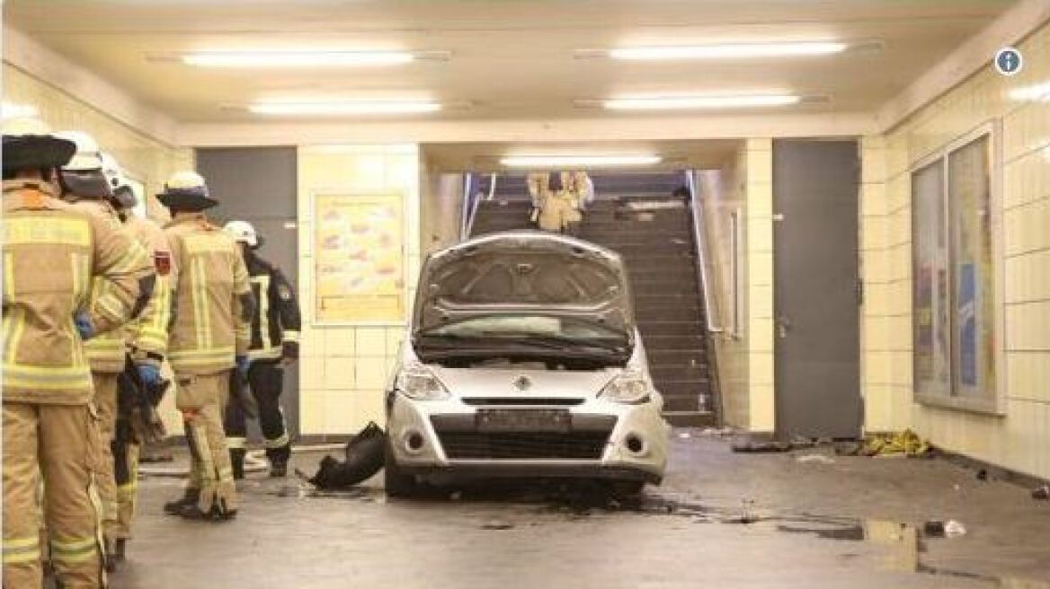 Αυτοκίνητο «εισέβαλε» στο μετρό του Βερολίνου - 6 τραυματίες
